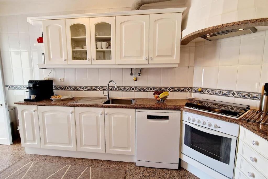Jasmine Apartment Next To Meia Praia Beach لاغوس المظهر الخارجي الصورة